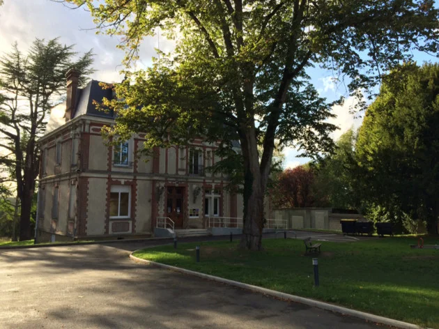 Une maison entouré d'arbres